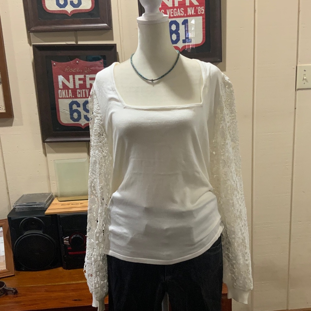 Large white Bellini sweater with crocheted sleeves